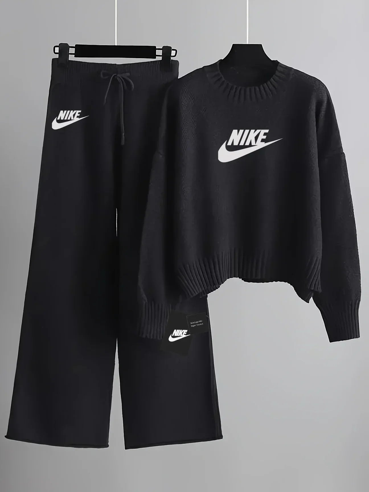 Completo donna nero con top cropped e pantaloni