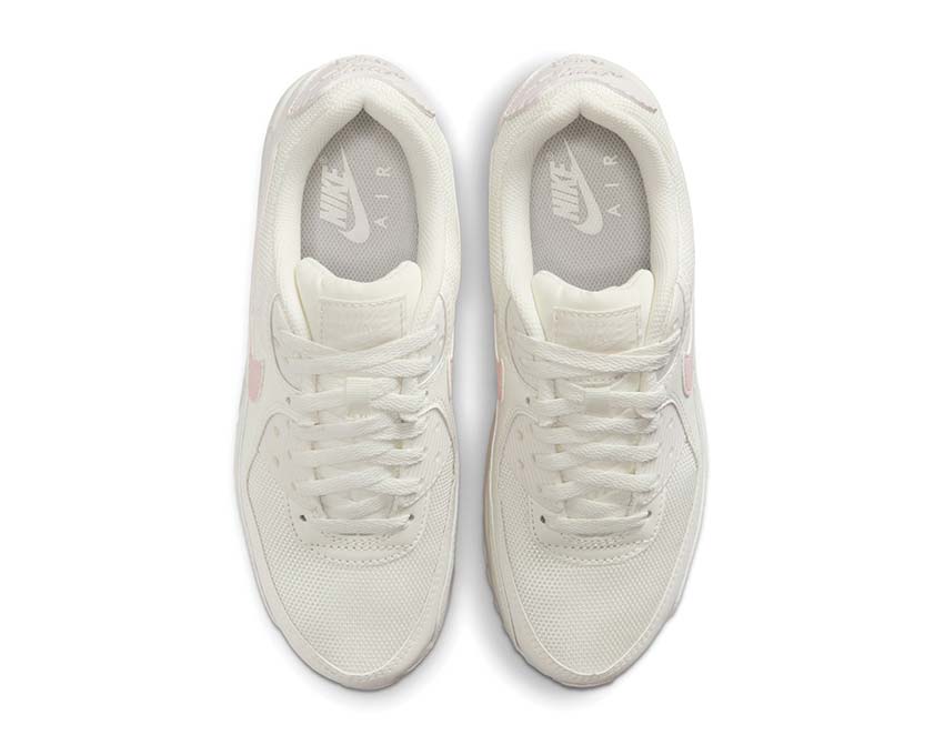 Scarpe da ginnastica in pelle e tessuto con suola ammortizzata e design retrò.