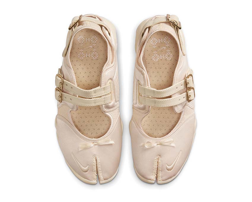 Scarpa sportiva da donna in bianco perla con design aperto e chiusura regolabile.