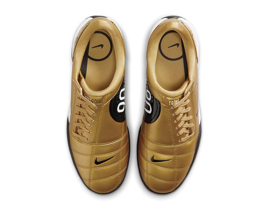 Scarpe da calcio in pelle sintetica color oro metallico.