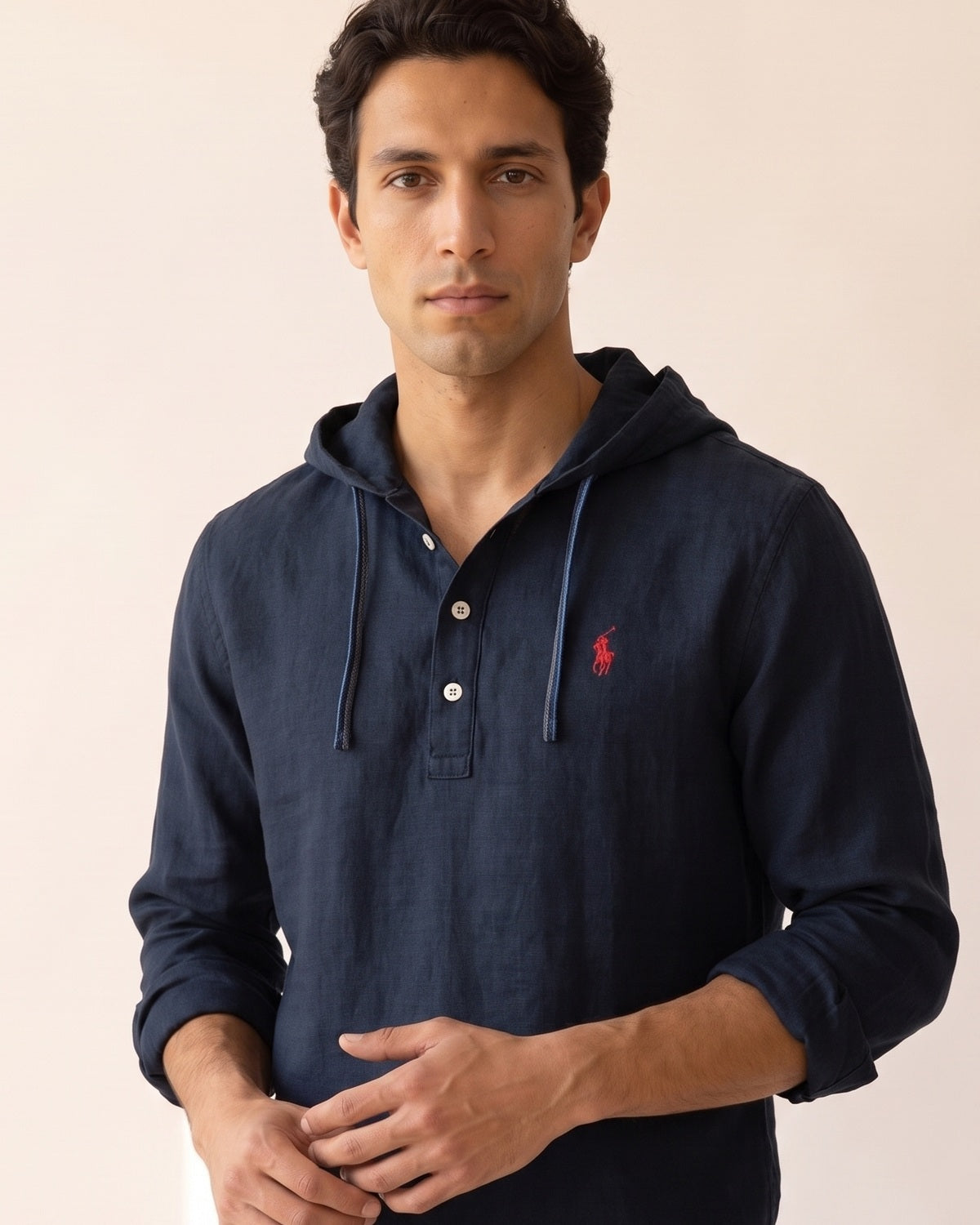Colletto e linea frontale di Camicia con Cappuccio in Lino Premium