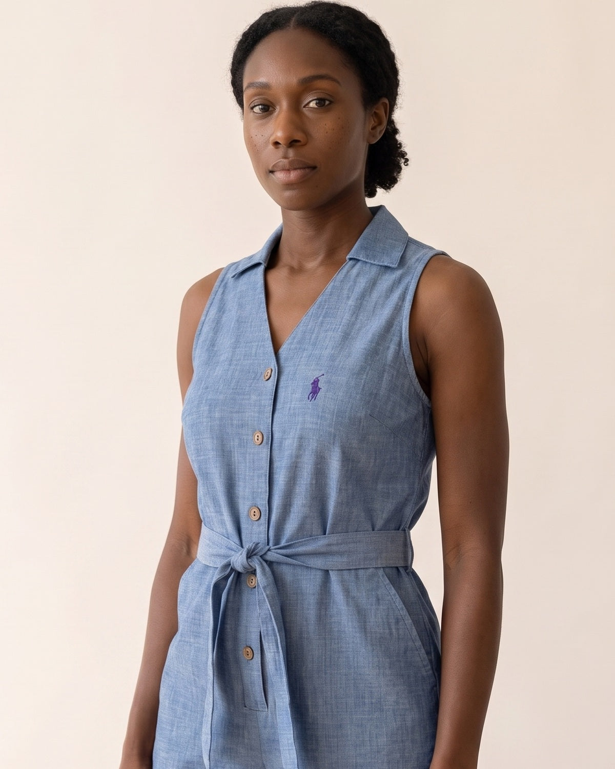 Dettagli che definiscono il look di ᏒL™ Tuta in Lino su Misura per Resort