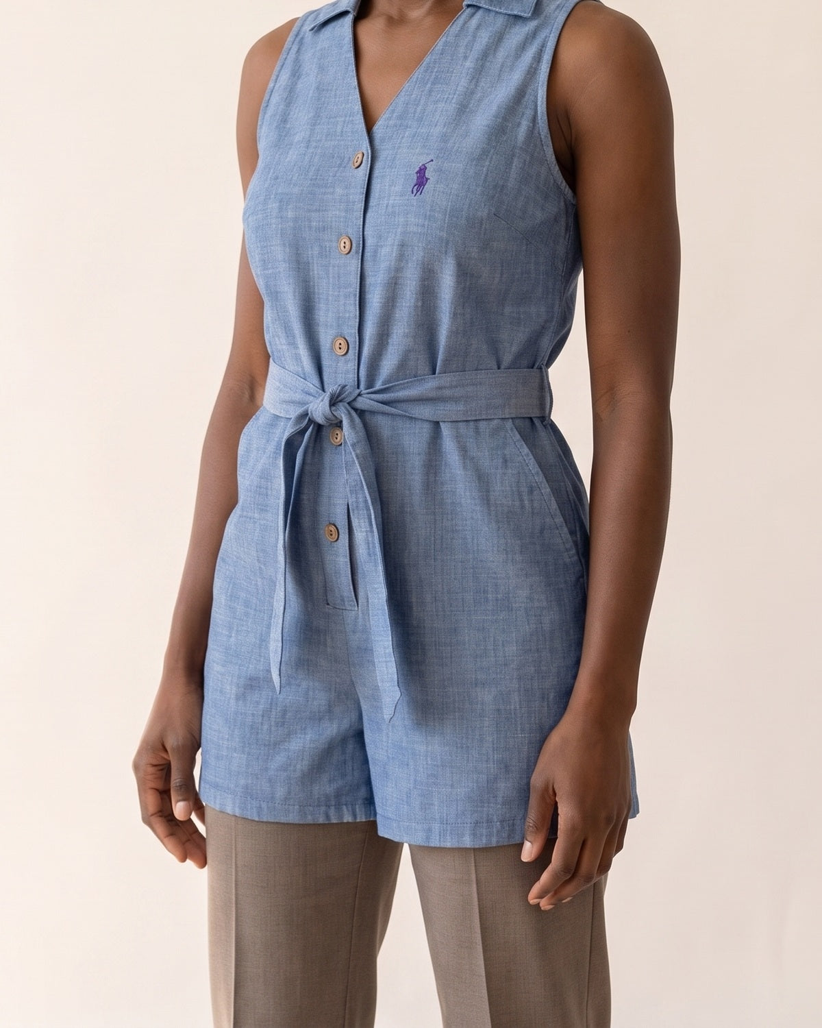 La silhouette da vicino di ᏒL™ Tuta in Lino su Misura per Resort