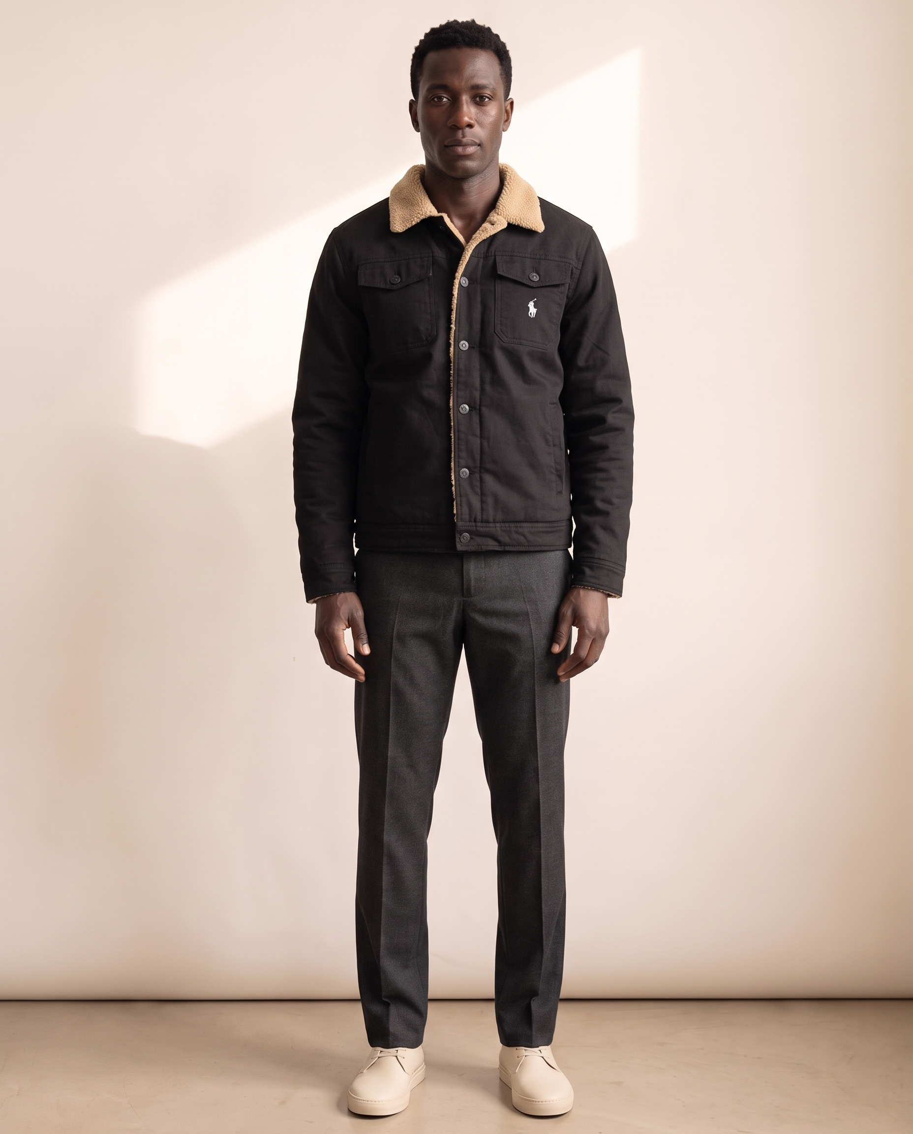 Modello indossa ᏒᎪᏞᏢᎻ ᏞᎪՍᏒЕΝ - Giacca Sherpa Heritage – foto studio Bellevaria