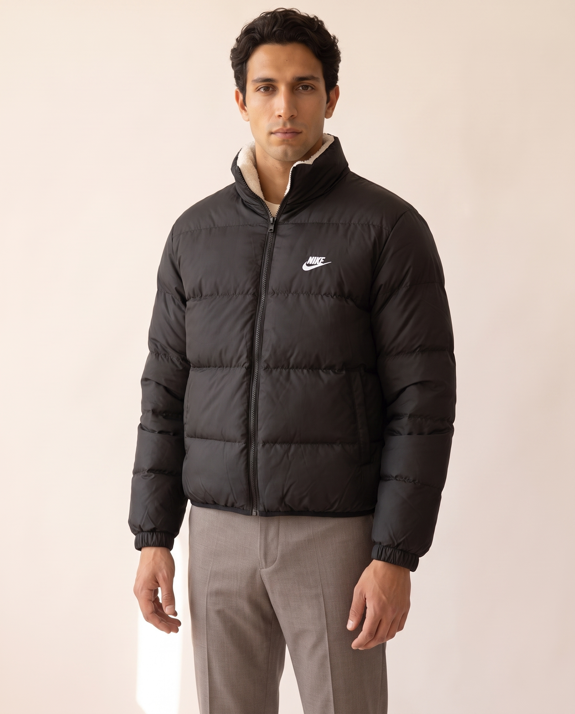 Modello indossa GIACCHE NIKE DOPPIA FACCIA – foto studio Bellevaria