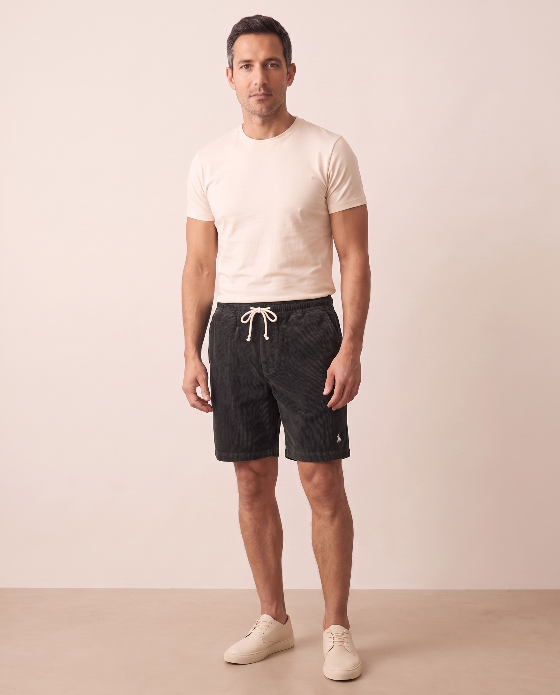 Modello indossa Pantaloni Corti Casual Comfort da Uomo – foto studio Bellevaria