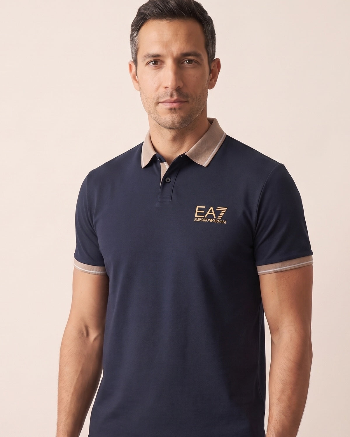 Il dettaglio del collo di Polo Contrast Premium
