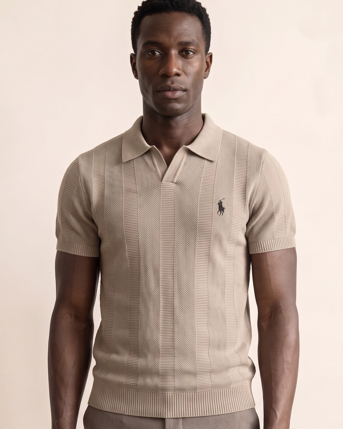 Il dettaglio del collo di Polo in Maglia Premium