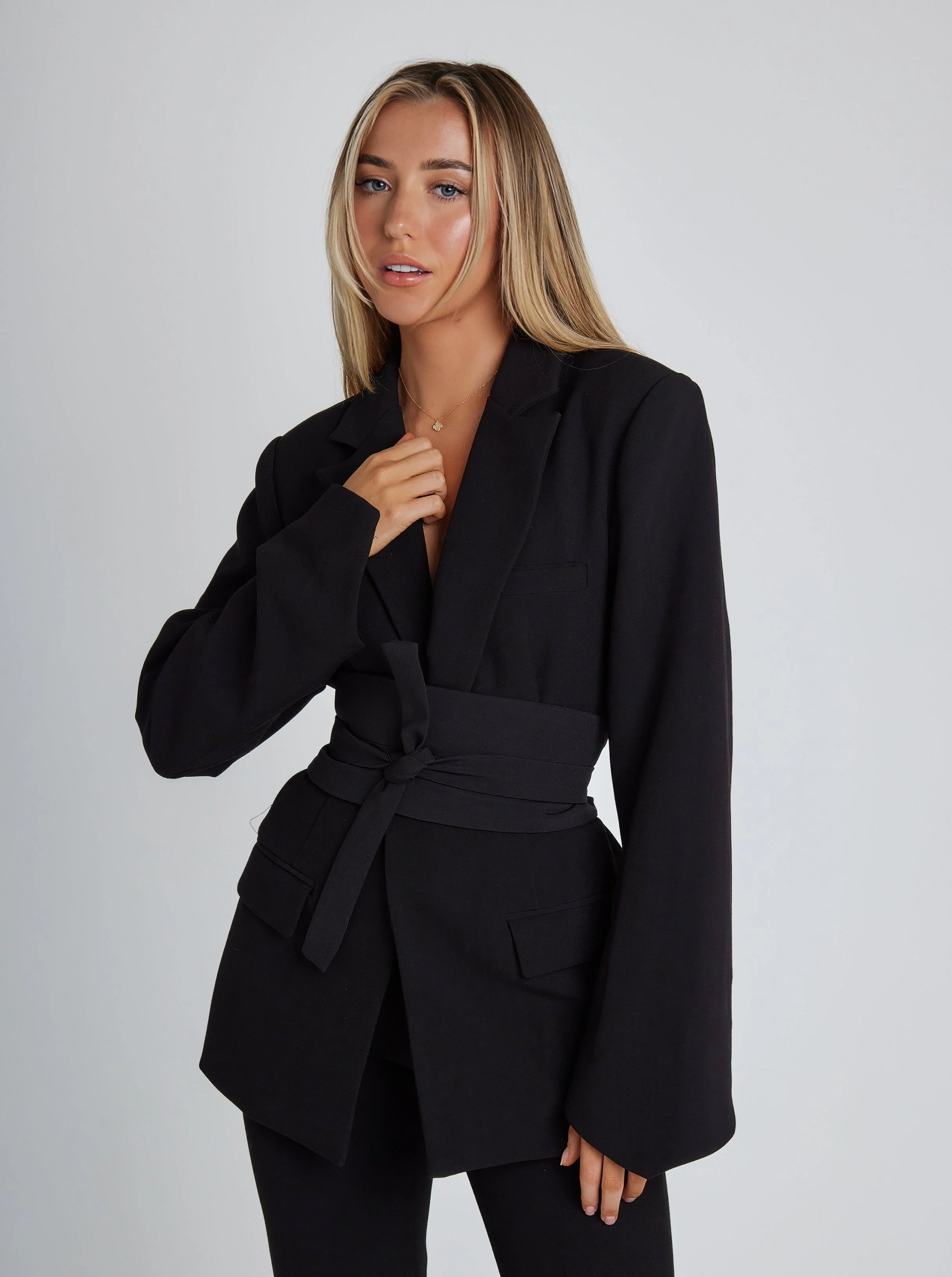 Blazer nero Annalis indossato, collezione Donna Bellevaria