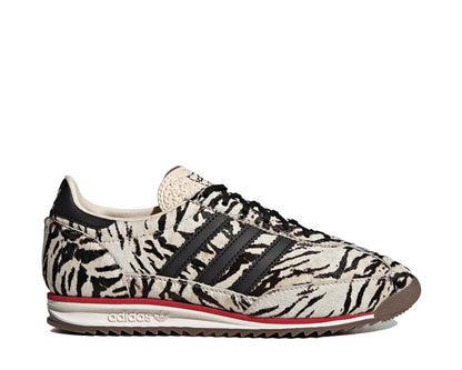 Scarpe sportive da donna in stile retrò con motivo zebrato.