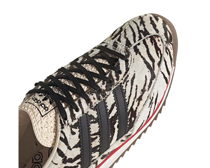 Scarpe sportive da donna in stile retrò con motivo zebrato.