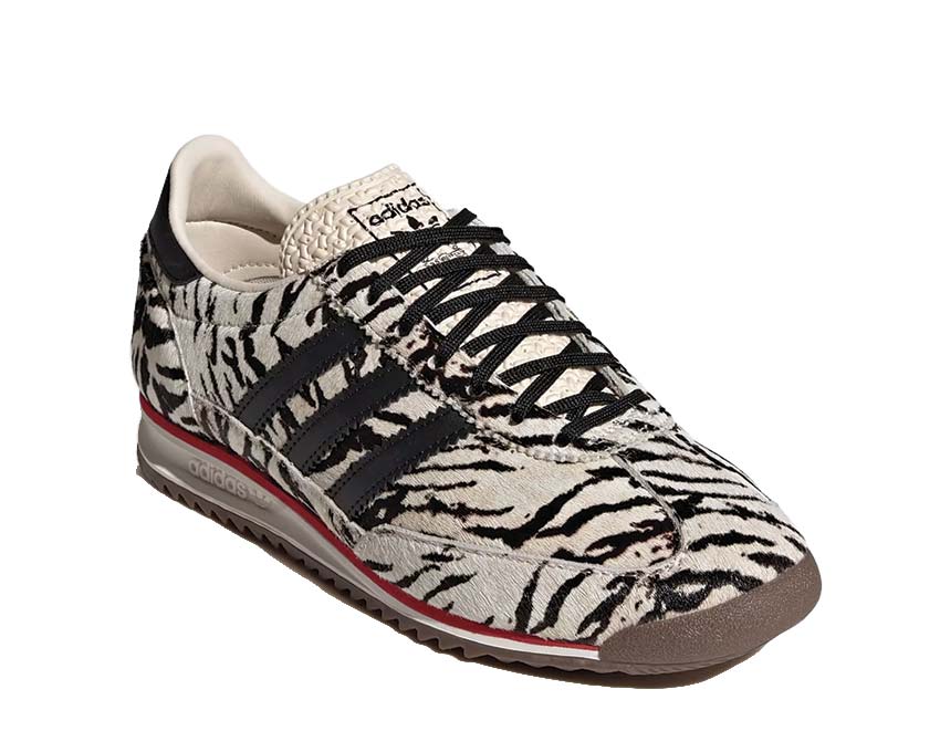 Scarpe sportive da donna in stile retrò con motivo zebrato.