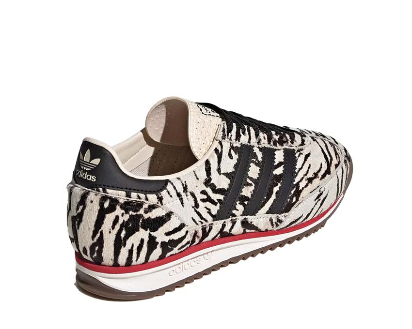 Scarpe sportive da donna in stile retrò con motivo zebrato.