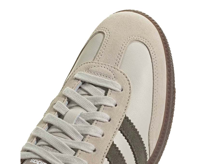 Scarpe da ginnastica classiche in pelle e gomma color alluminio.