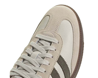 Scarpe da ginnastica classiche in pelle e gomma color alluminio.