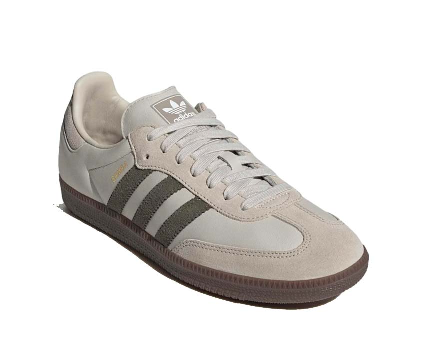 Scarpe da ginnastica classiche in pelle e gomma color alluminio.