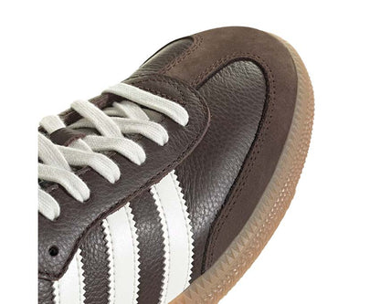 Scarpe da ginnastica in pelle marrone scuro con suola in gomma