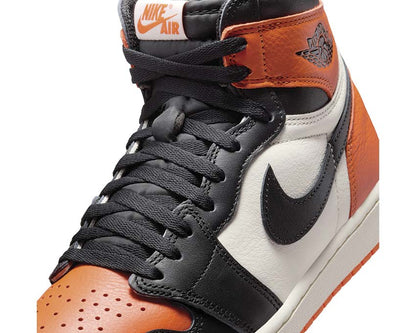 Scarpe da ginnastica alte retrò in pelle con colori ispirati al basket.