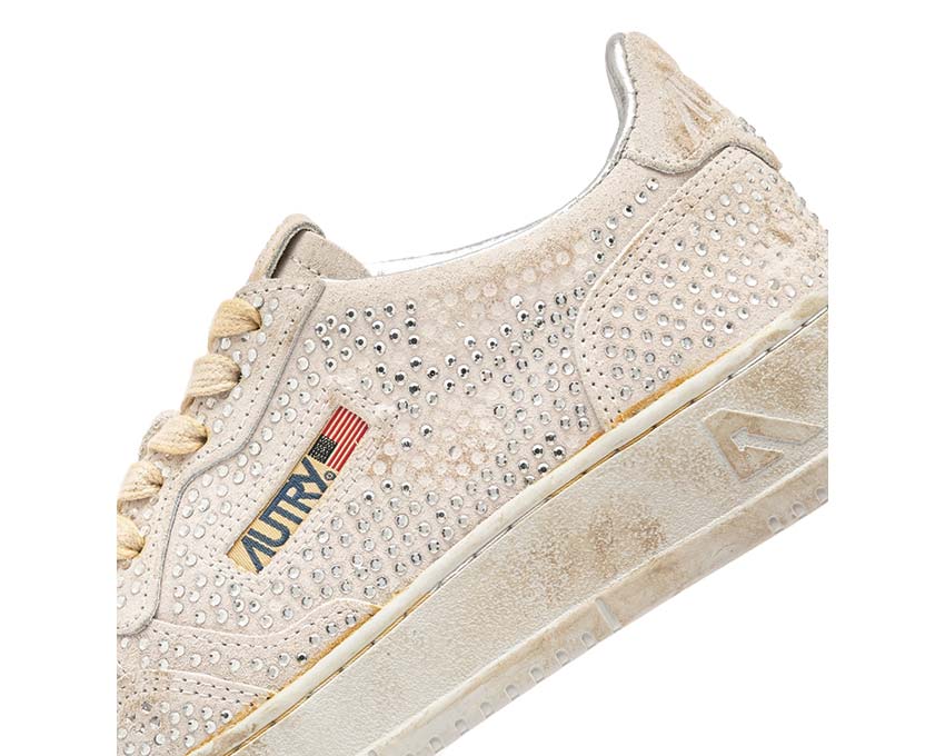 Scarpe da ginnastica basse da donna in pelle con dettagli trasparenti.