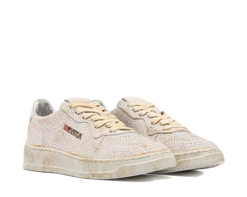 Scarpe da ginnastica basse da donna in pelle con dettagli trasparenti.