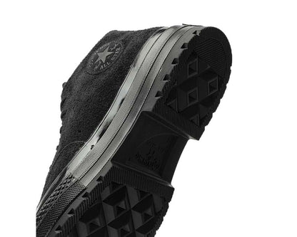 Scarpa alta in tela nera con suola in gomma e design classico anni '70