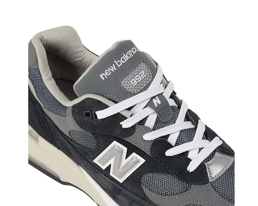 Scarpa da ginnastica in pelle e tessuto, colore blu navy, prodotta negli Stati Uniti.