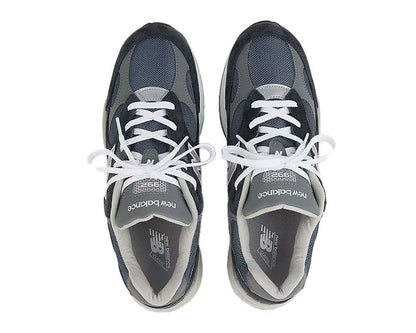 Scarpa da ginnastica in pelle e tessuto, colore blu navy, prodotta negli Stati Uniti.