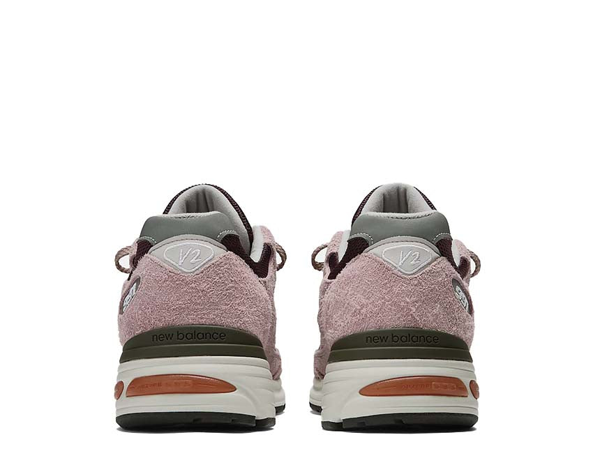 Scarpe da ginnastica in pelle e tessuto, realizzate nel Regno Unito, modello 991v2, colore ispirato al sorbetto d'uva.