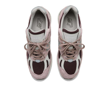 Scarpe da ginnastica in pelle e tessuto, realizzate nel Regno Unito, modello 991v2, colore ispirato al sorbetto d'uva.