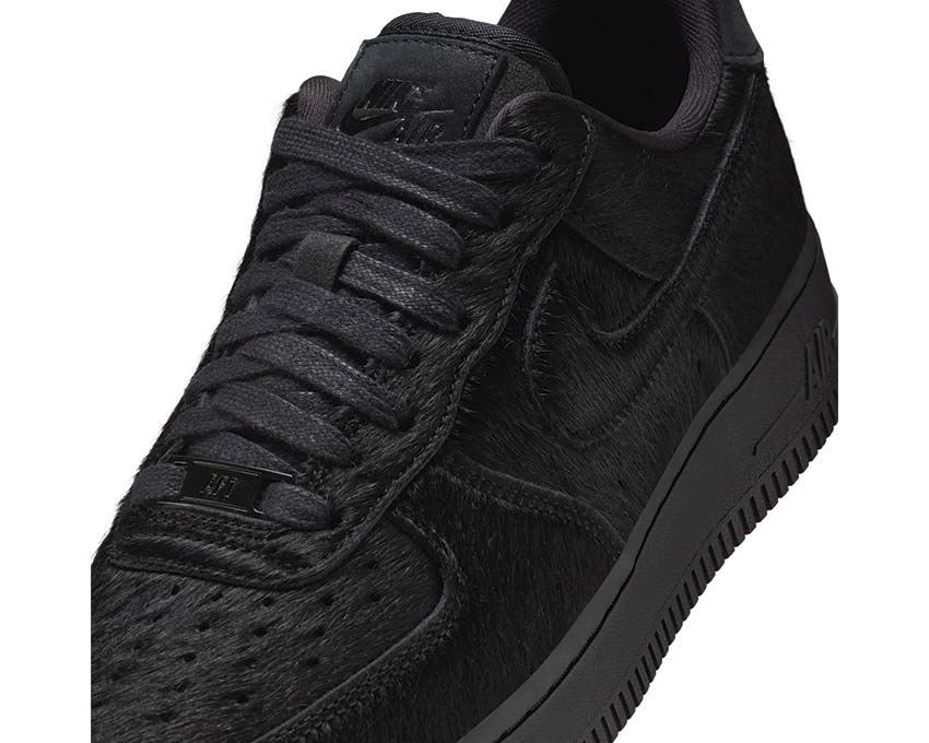 Scarpe da ginnastica in pelle scamosciata nera con dettagli in pelo sintetico