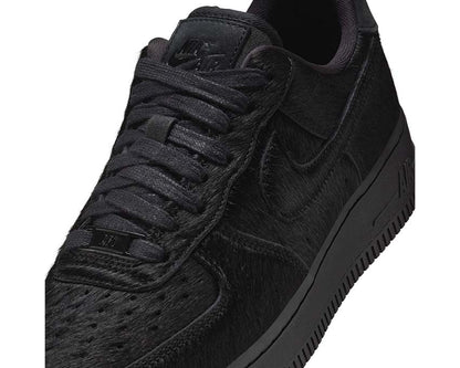 Scarpe da ginnastica in pelle scamosciata nera con dettagli in pelo sintetico