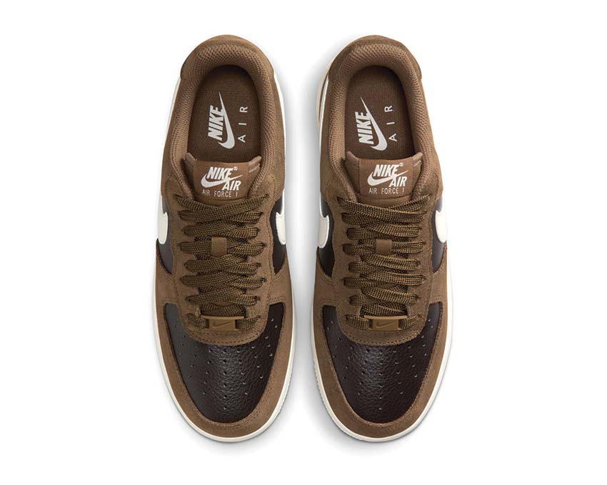 Scarpe da ginnastica in pelle marrone con suola ammortizzata e design classico.