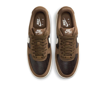 Scarpe da ginnastica in pelle marrone con suola ammortizzata e design classico.