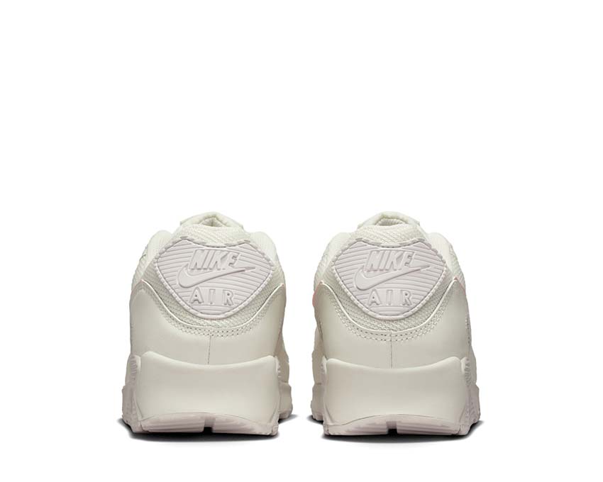 Scarpe da ginnastica in pelle e tessuto con suola ammortizzata e design retrò.