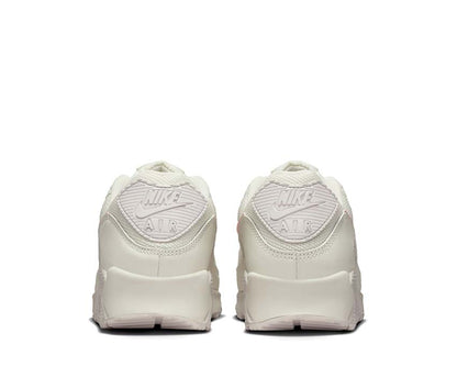 Scarpe da ginnastica in pelle e tessuto con suola ammortizzata e design retrò.