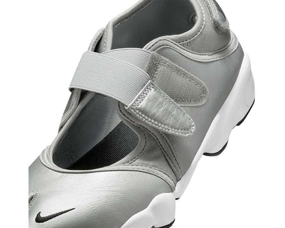 Scarpa sportiva da donna con design aperto e colore argento metallizzato