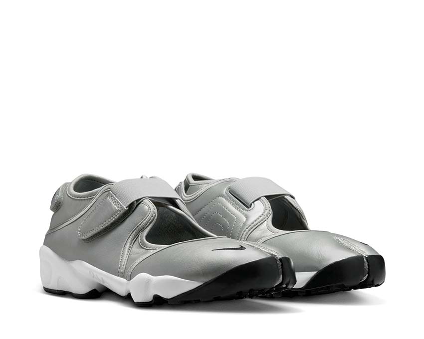 Scarpa sportiva da donna con design aperto e colore argento metallizzato