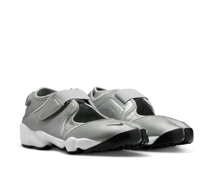 Scarpa sportiva da donna con design aperto e colore argento metallizzato