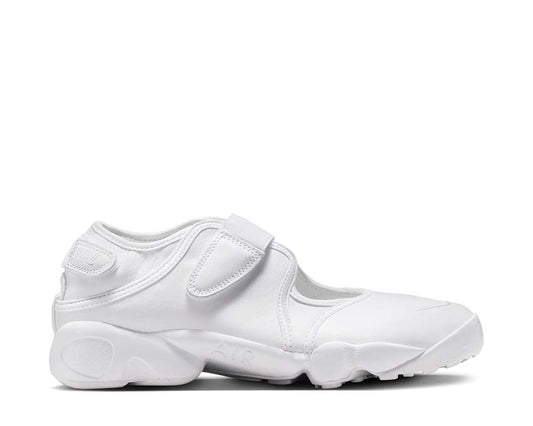 Scarpa sportiva da donna in tessuto bianco con design aperto.