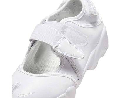Scarpa sportiva da donna in tessuto bianco con design aperto.