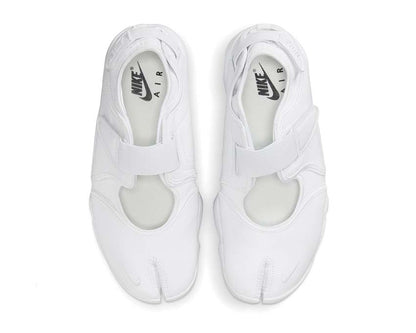 Scarpa sportiva da donna in tessuto bianco con design aperto.
