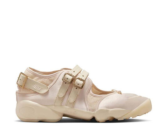 Scarpa sportiva da donna in bianco perla con design aperto e chiusura regolabile.