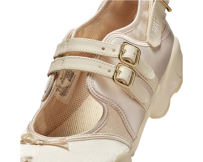 Scarpa sportiva da donna in bianco perla con design aperto e chiusura regolabile.
