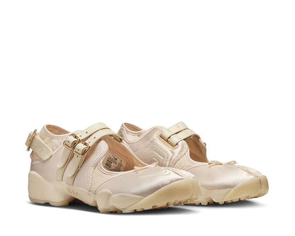 Scarpa sportiva da donna in bianco perla con design aperto e chiusura regolabile.