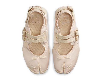 Scarpa sportiva da donna in bianco perla con design aperto e chiusura regolabile.