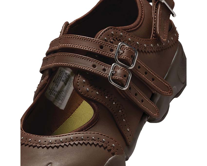 Scarpa sportiva da donna con design aperto e tonalità marrone cioccolato