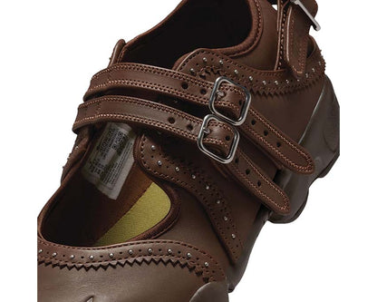 Scarpa sportiva da donna con design aperto e tonalità marrone cioccolato