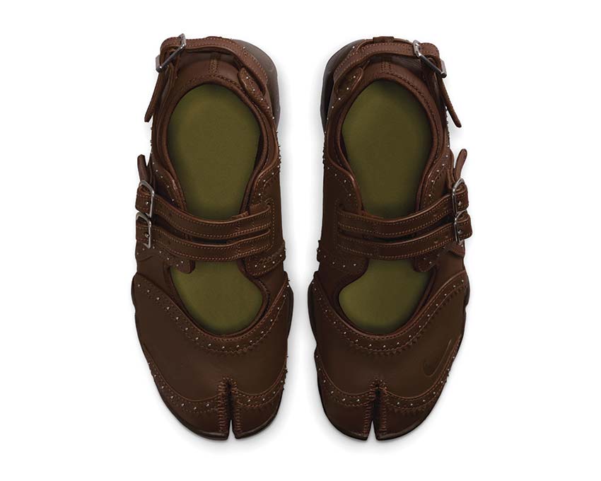Scarpa sportiva da donna con design aperto e tonalità marrone cioccolato