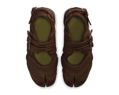 Scarpa sportiva da donna con design aperto e tonalità marrone cioccolato