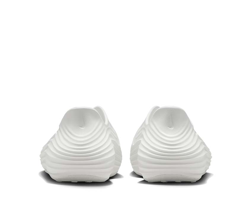 Scarpe da ginnastica con ammortizzazione reattiva e design elegante in colore chiaro.